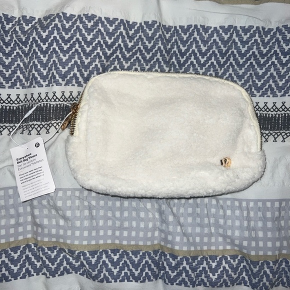 Lululemon Athletica 2L white fleece belt‎ bag *BRAND NEW WITH TAGS*